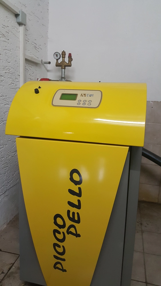 Heizraum mit Verteiler und Verrohrung